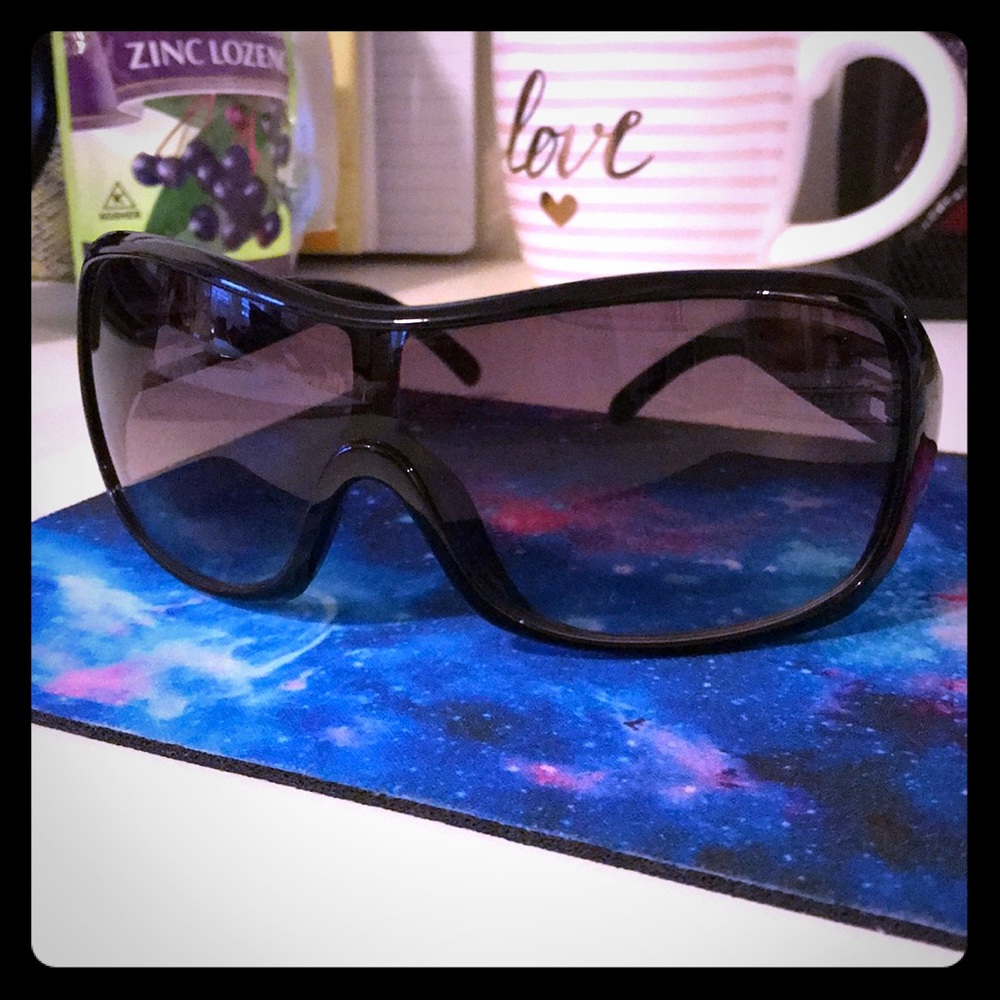 Guess sunglasses + original case